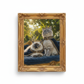 Koninklijk huisdierportret van twee katten met kroon en mantel
